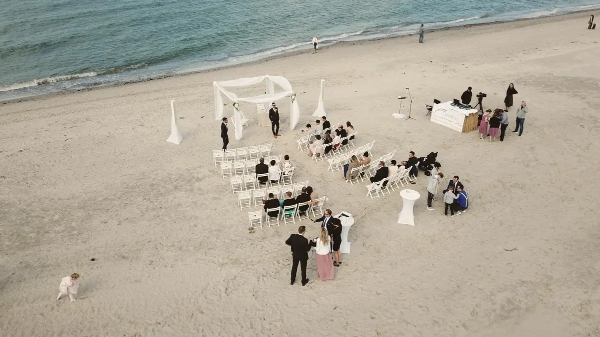 Drohnenbild einer aufgebauten Strandtrauung an der Ostsee