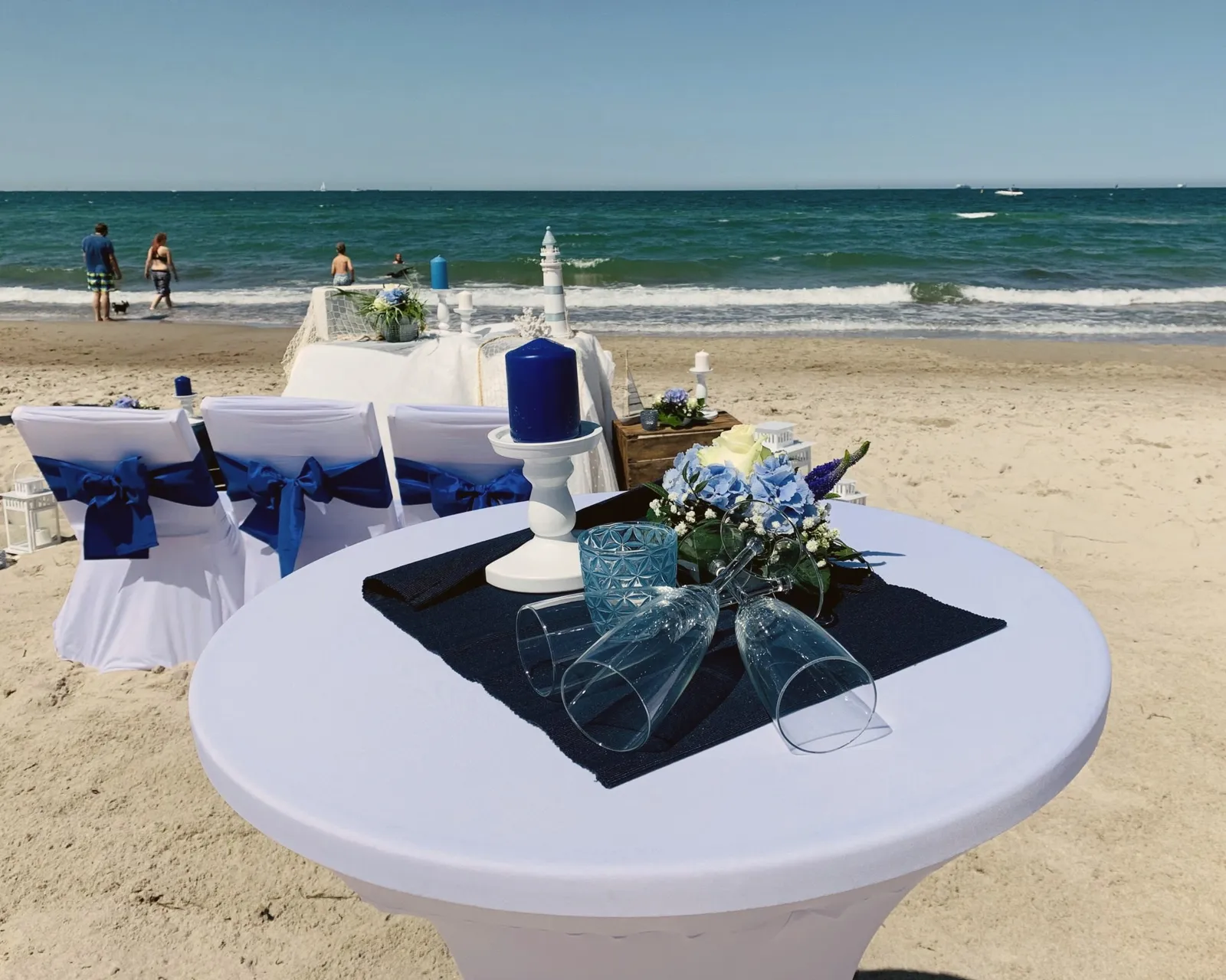 Aufbau von Stehtischen am Strand