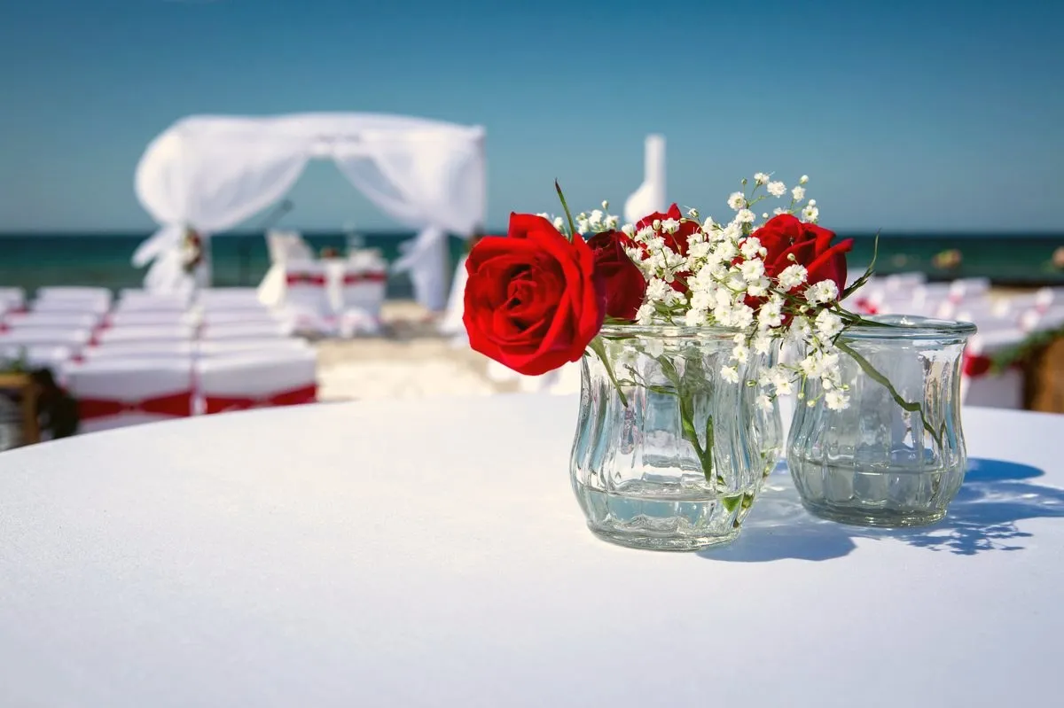 Gedeckte Tafel mit Rosen, im Hintergrund der Ostseestrand