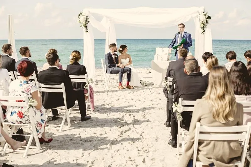 Laufende Strandtrauung mit Gästen an der Ostsee