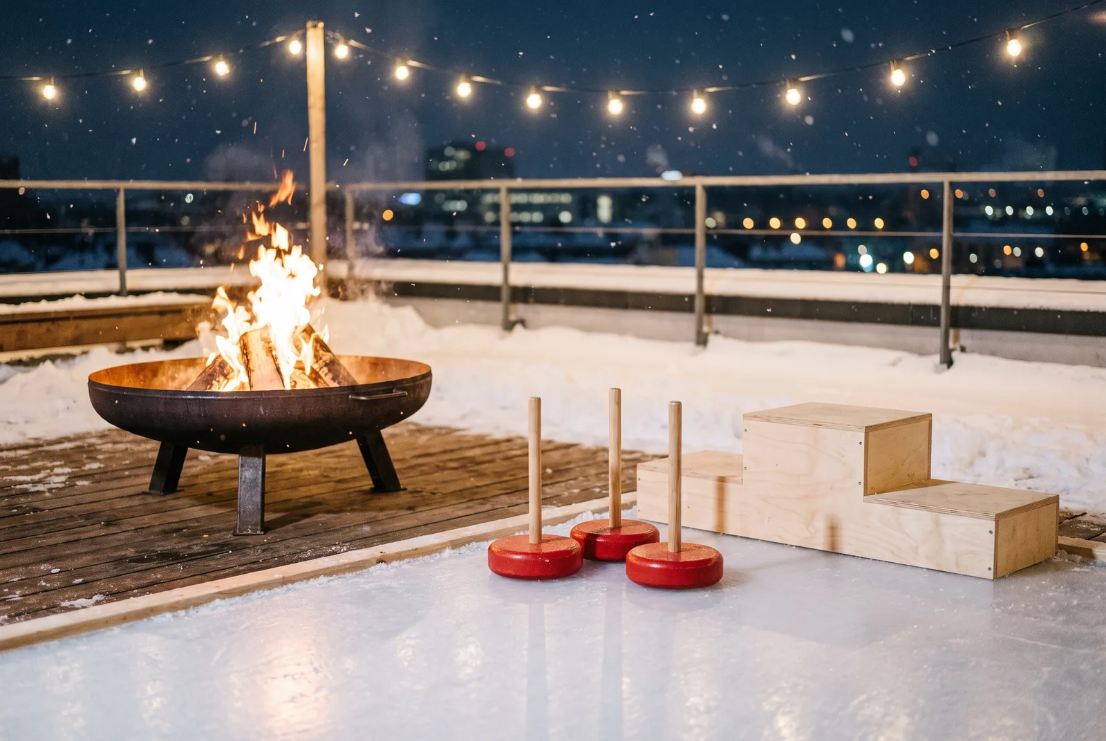 Winterliche Dachterrasse mit Eisstöcken, Feuerkorb und Siegertreppchen