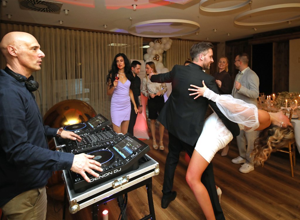 Party im Chalet O — DJ und Tanzfläche