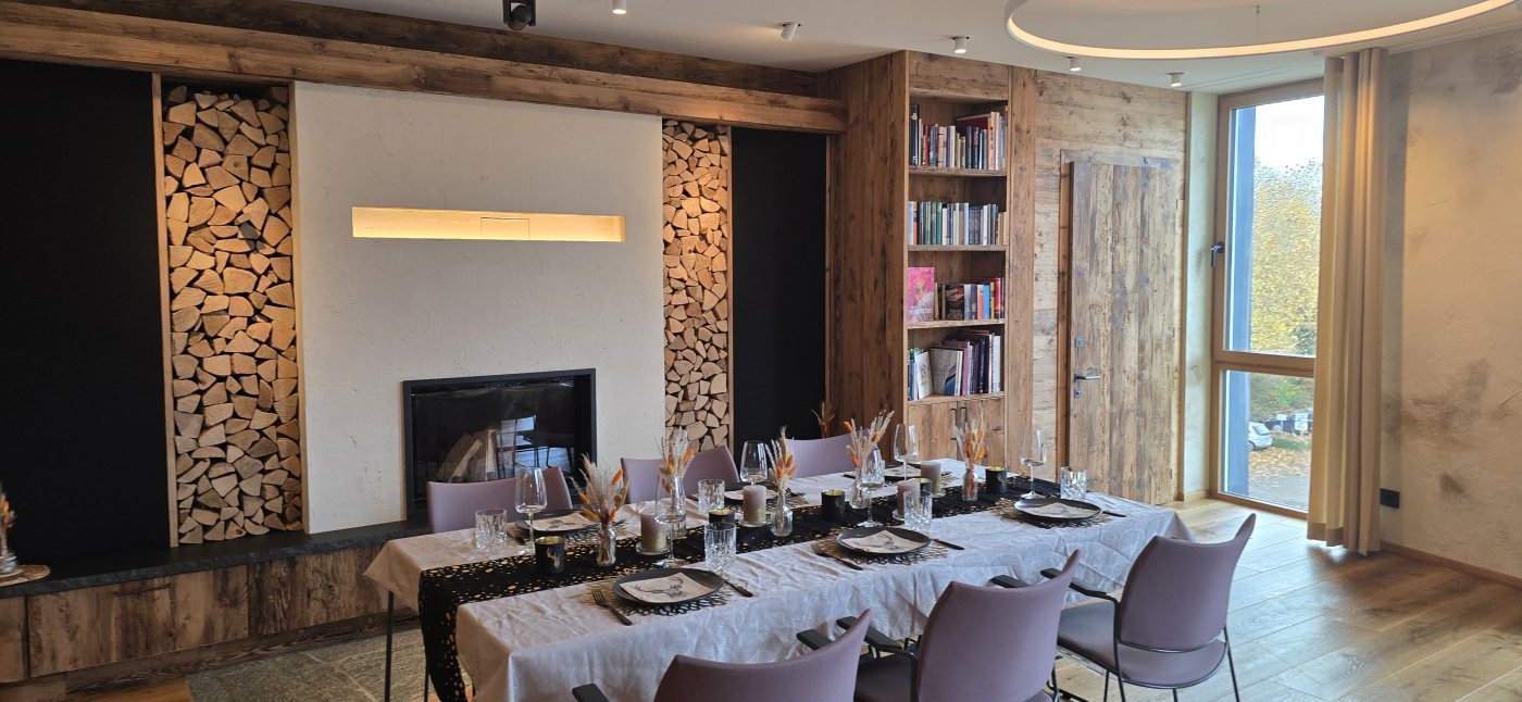 Festlich eingedeckte Tafel in der Eventetage des Chalet O