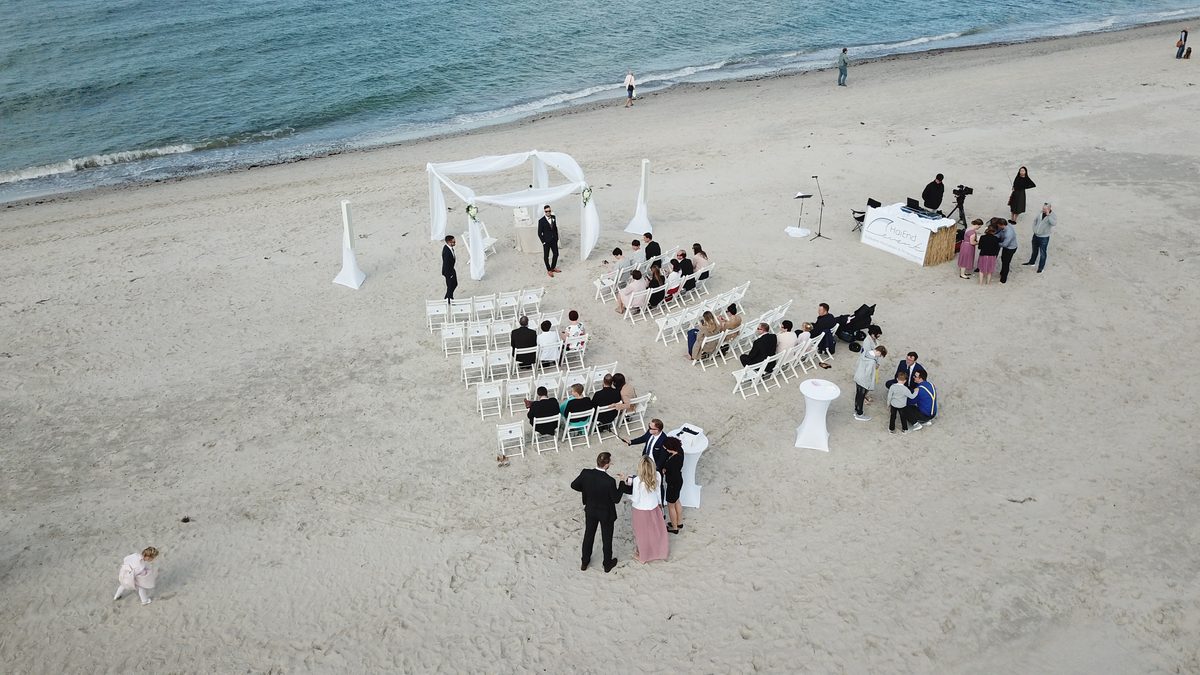 Luftaufnahme Trauung am Strand