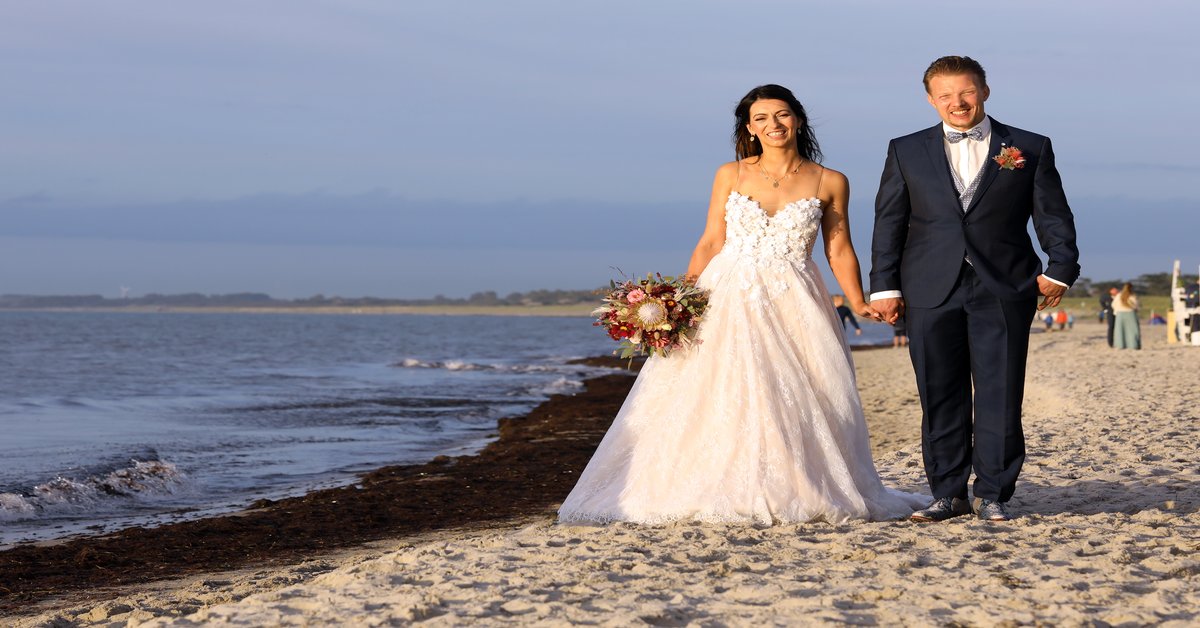 Hochzeitspaar am Strand