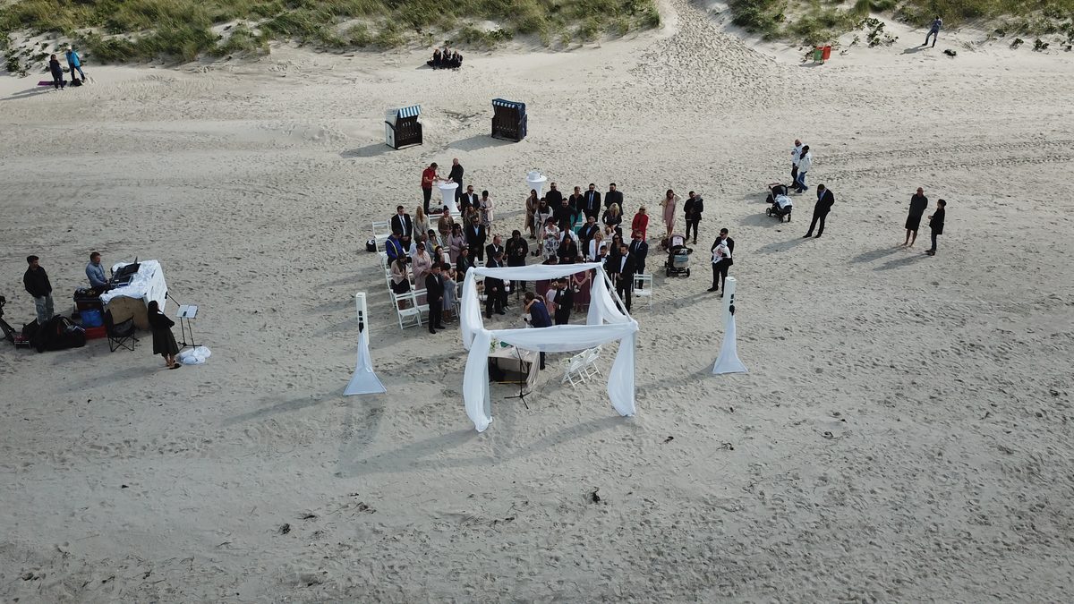 Strandhochzeit aus der Vogelperspektive
