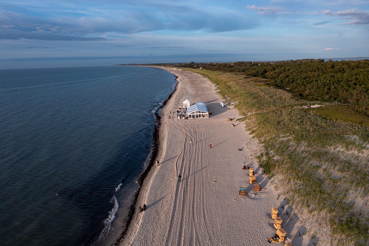 Drohnenfoto Strandhochzeit — Paar am Strand