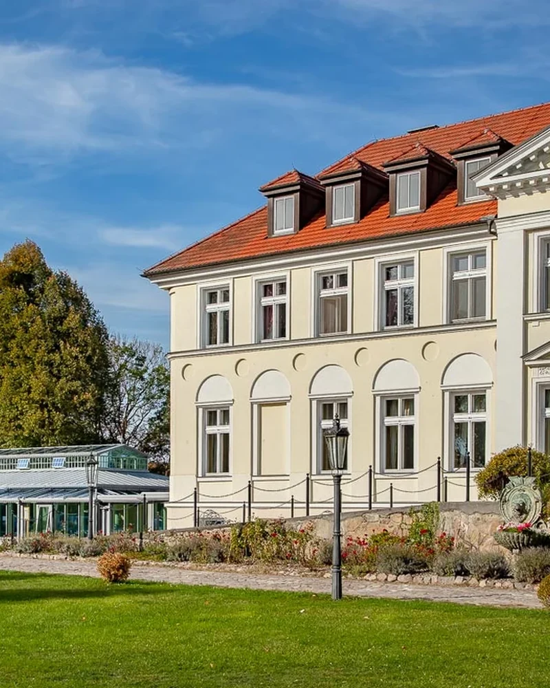 Aussenansicht des Seeschloss Schorssow, klassizistisches Herrenhaus mit Kaisergarten am Malchiner See