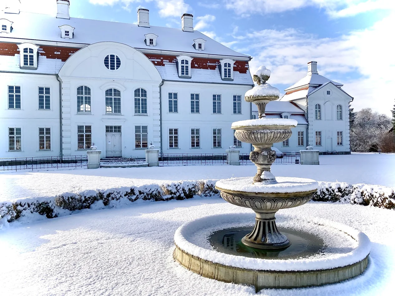 Aussenansicht von Schloss Vietgest im Gutspark zwischen Rostock und Guestrow