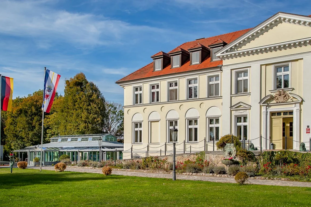 Aussenansicht des Seeschloss Schorssow am Malchiner See, klassizistisches Herrenhaus mit Kaisergarten